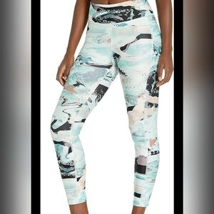 Under Armour Women's HeatGear Ankle Printed Crop Leggings.